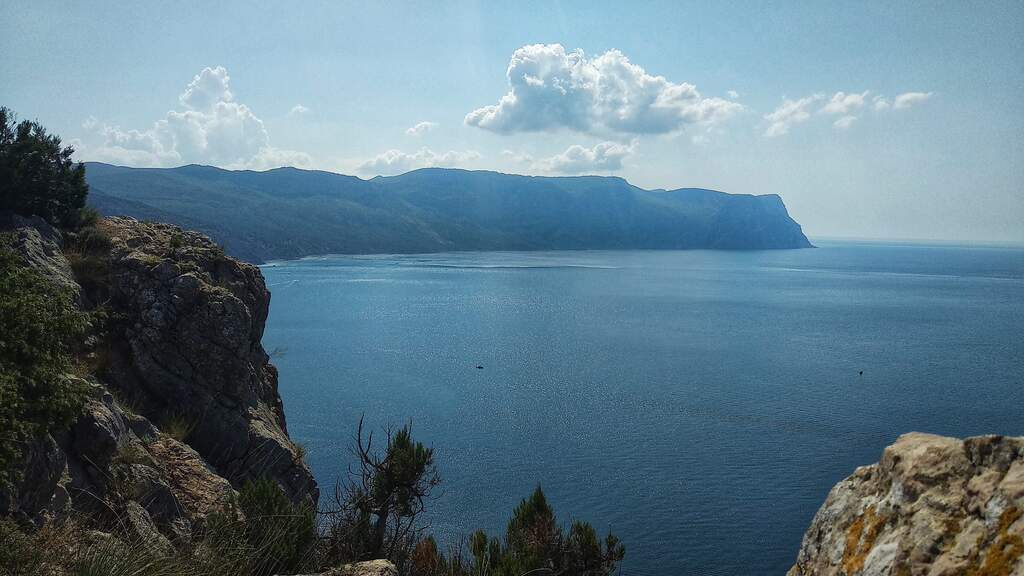 Лёгкий трек до скалы Мытилино. - фото