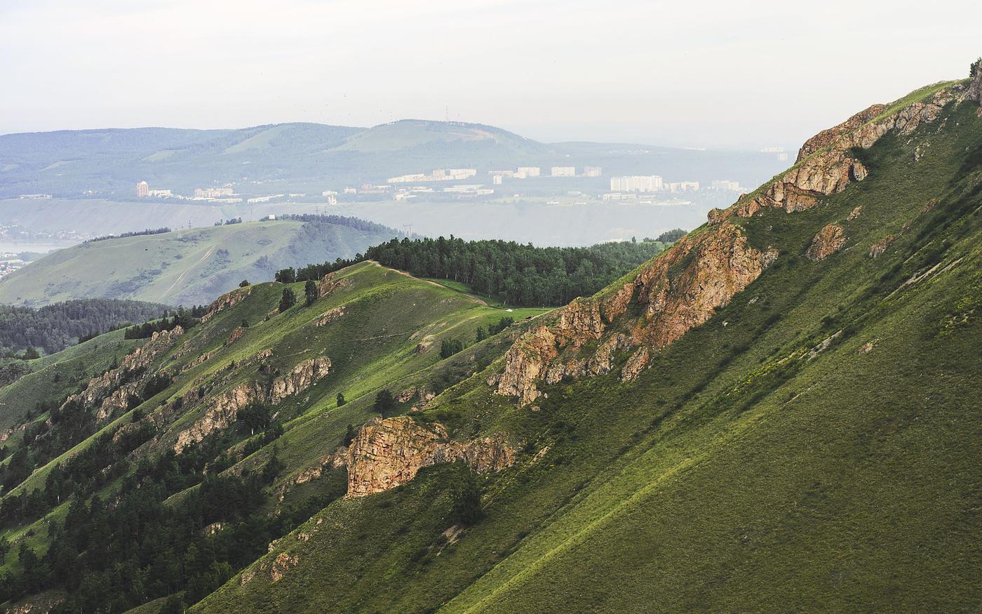 Торгашенский хребет, скалы Красный гребень и Арка - фото