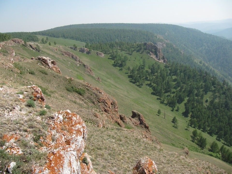 Торгашенский хребет, скалы Красный гребень и Арка - фото