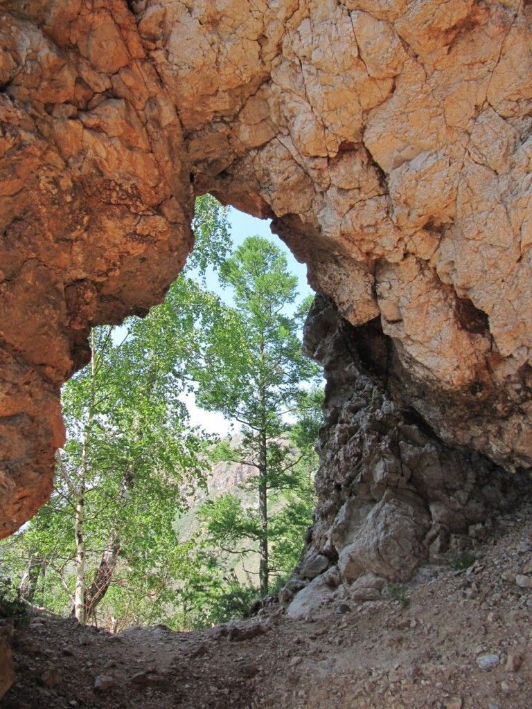 Торгашенский хребет, скалы Красный гребень и Арка - фото