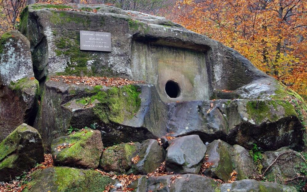 Волконский дольмен - фото