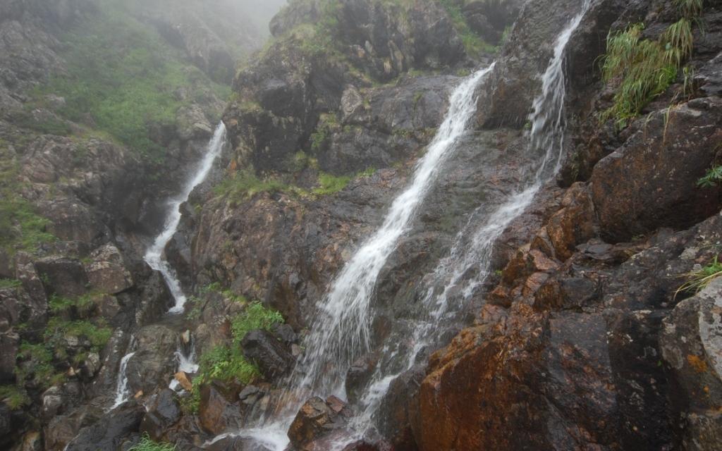 Водопад у подножия хребта Борус - фото