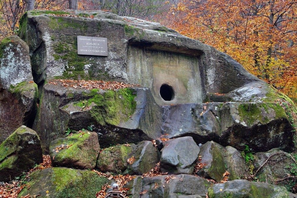 Волконский дольмен - фото