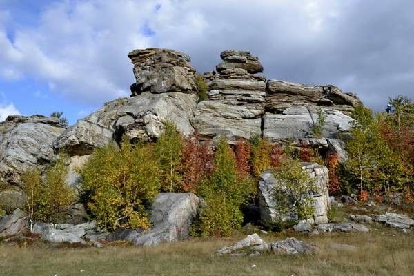 Крестовая и скалы на Косьве - фото