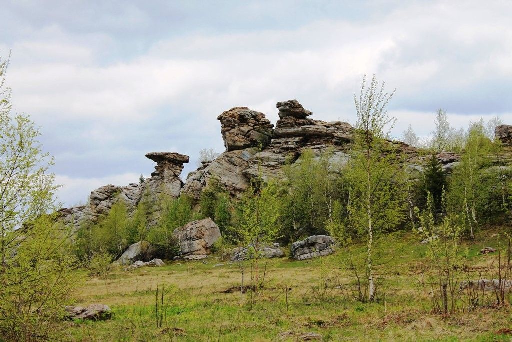 Крестовая и скалы на Косьве - фото