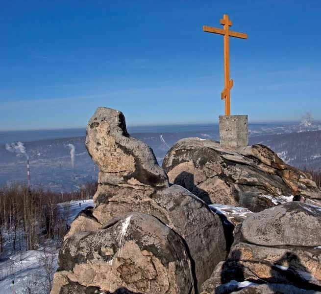 Крестовая и скалы на Косьве - фото