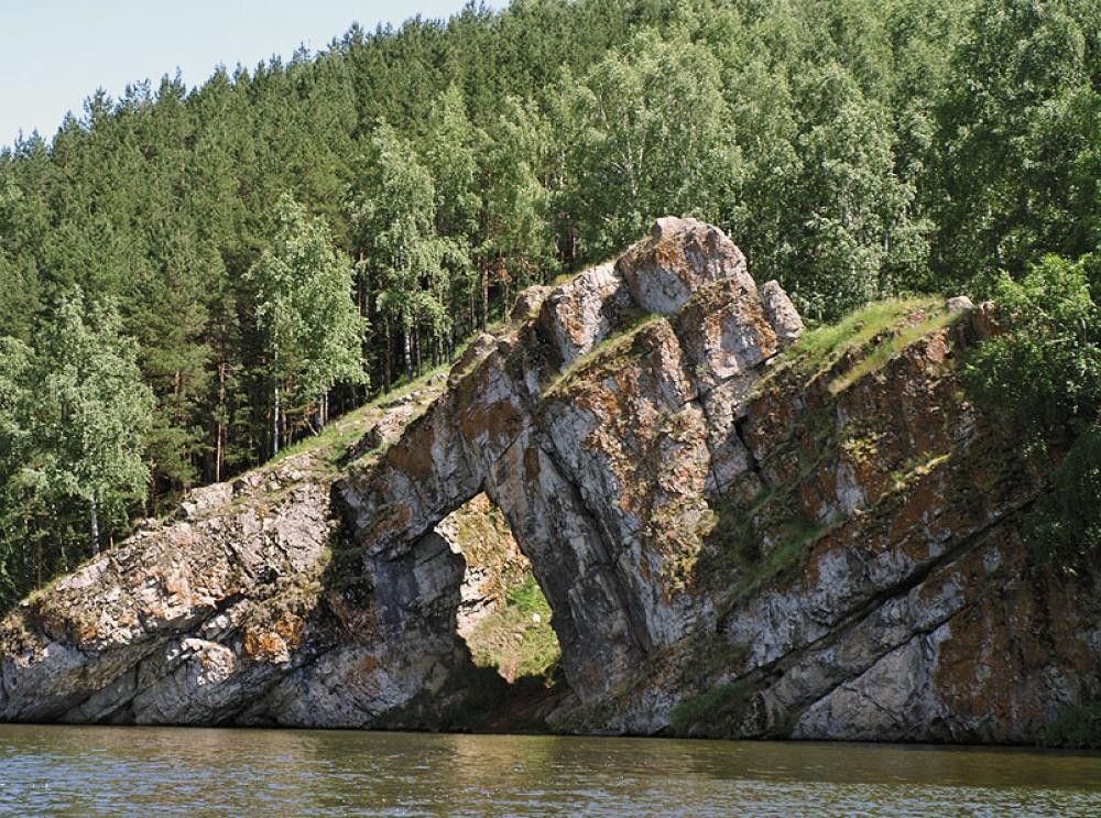 Каменск уральский камни. Скала каменные ворота Каменск-Уральский. Скала каменные ворота Свердловская область. Исеть река Каменск-Уральский каменные ворота. Уральские горы Каменск Уральский.