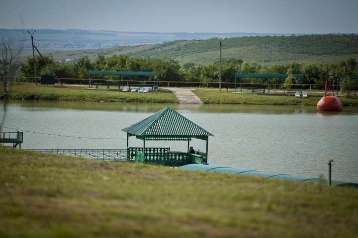 Вербовая балка база отдыха ставрополь. Водохранилище Волчьи ворота Ставропольский край. Вербовая балка Ставрополь озеро. Озеро Вербная балка Ставрополь.