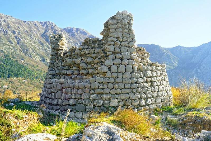Рисан: подъем к старинным руинам на холме Градина - фото