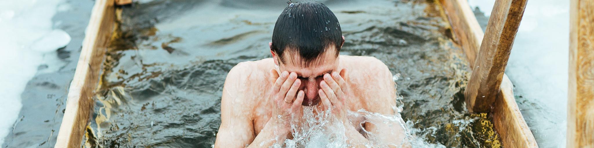 3 мая можно мыться. Крещенская вода прорубь. Крещение женщины. Крещение в Караганде. Освещение воды в проруби.