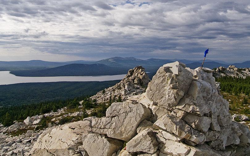 Поселок Зюраткуль — гора Гола сопка — Зюраткульские столбы - фото