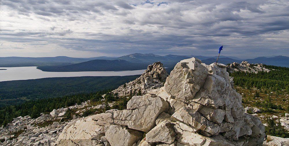 Поселок Зюраткуль — гора Гола сопка — Зюраткульские столбы - фото